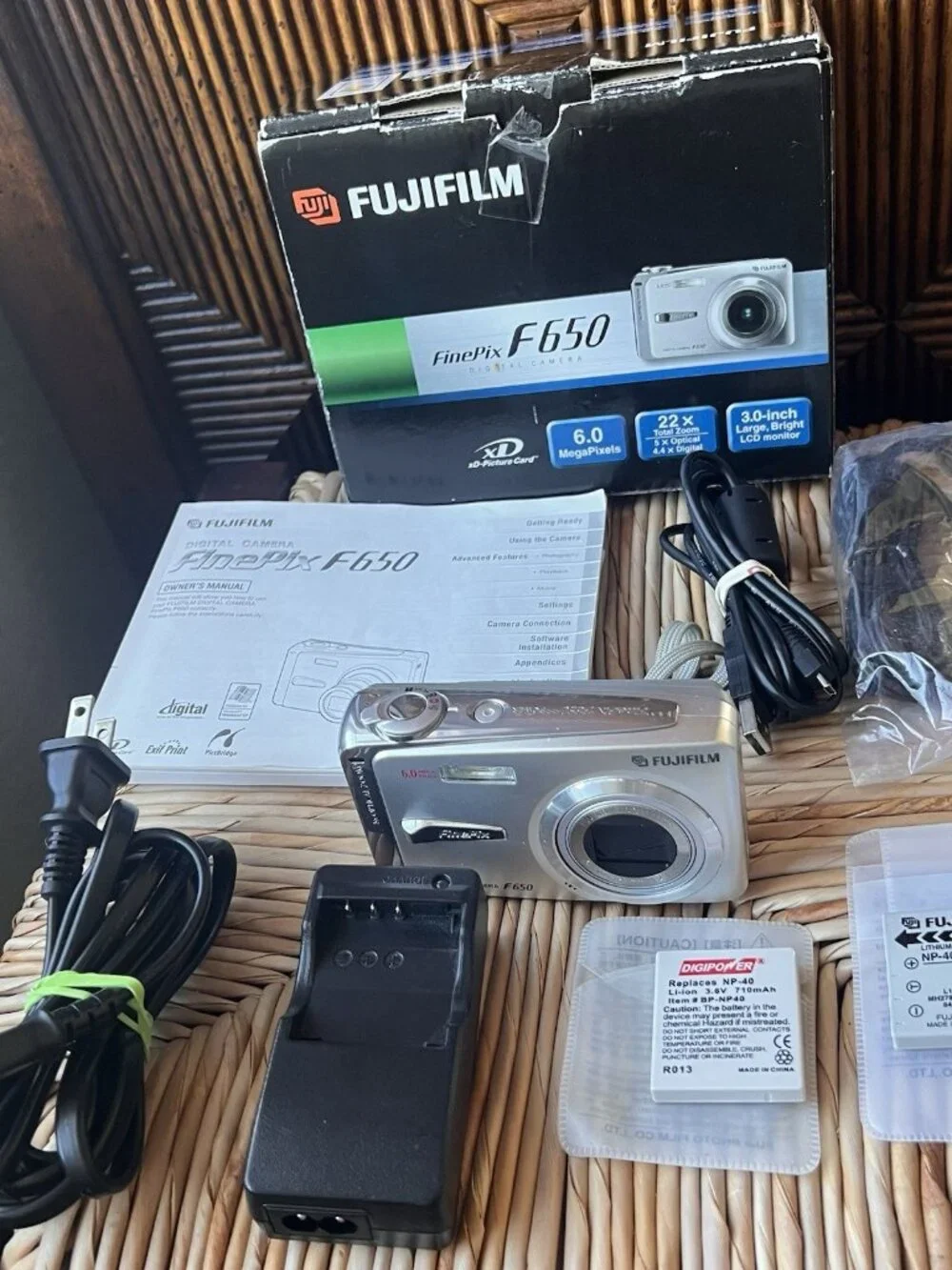 Fujifilm FinePix F650 Digital Camera W 2 Batteries -Cords -Charger -Manual -Box